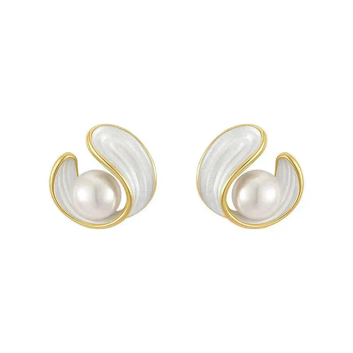 Luxurious earrings with white opal and pearl in gold