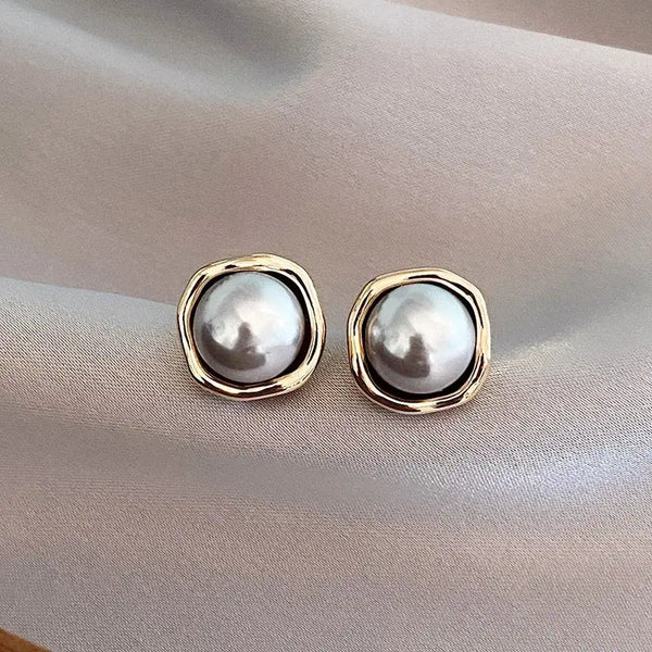 1+1 Offer: White opal elegant golden bracelet + Elegant black pearl earrings